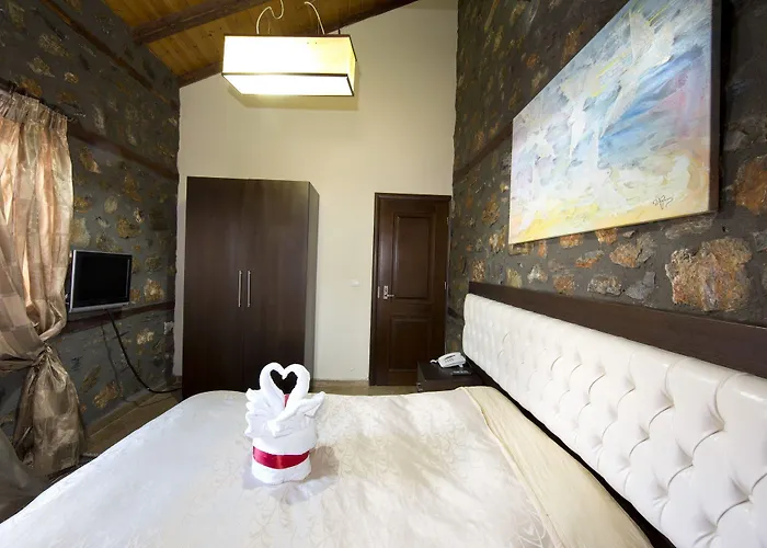 Lithos Hotel 3*